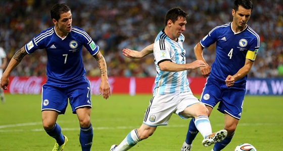 Argentína-Bosznia: Messi Besic és Spahic szorításában (Forrás: Facebook / FIFA World Cup)